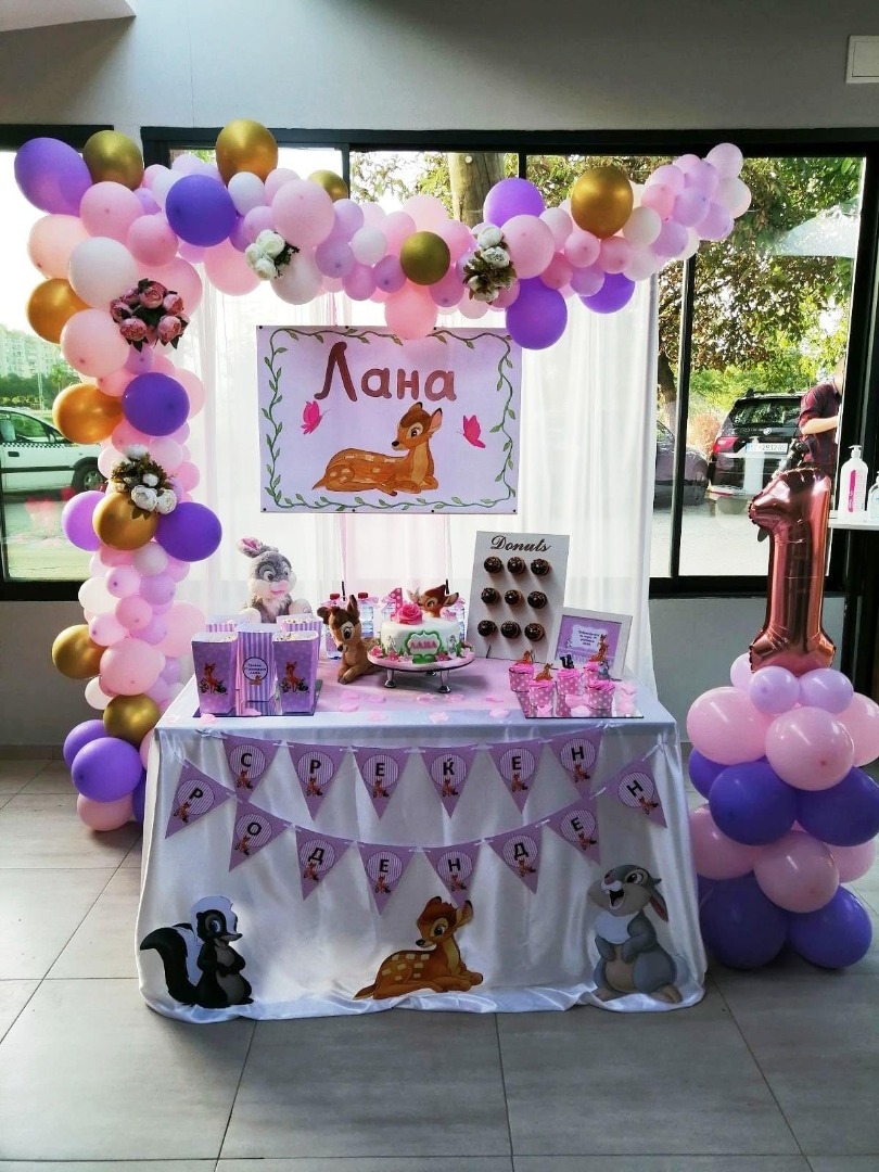 Декорација со балони и слатка маса со тема Бамби за роденден