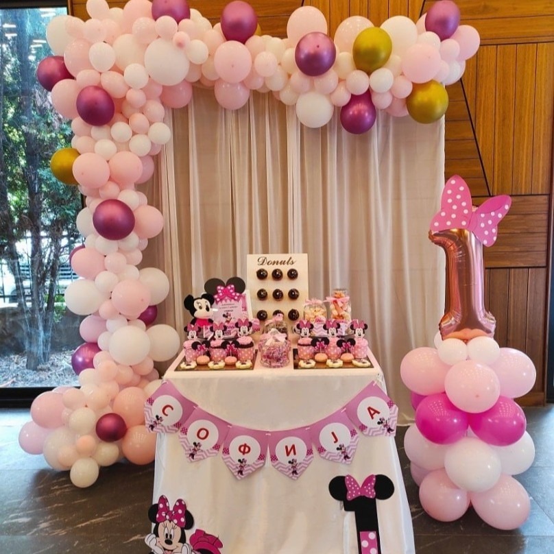 Слатка маса со Minnie Mouse и декорација со балони за роденден