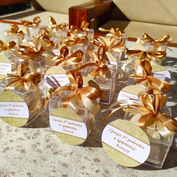 Кутии со перосонализирани чоколатца за крштевка