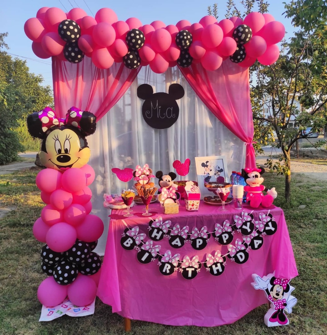 Декорација со балони и слатка маса со тема Minnie Mouse
