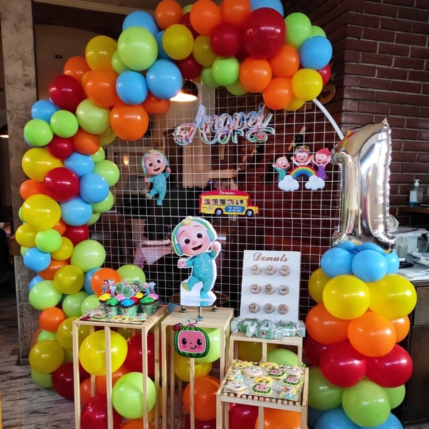 Cocomelon декорација со балони и слатка маса за прв роденден