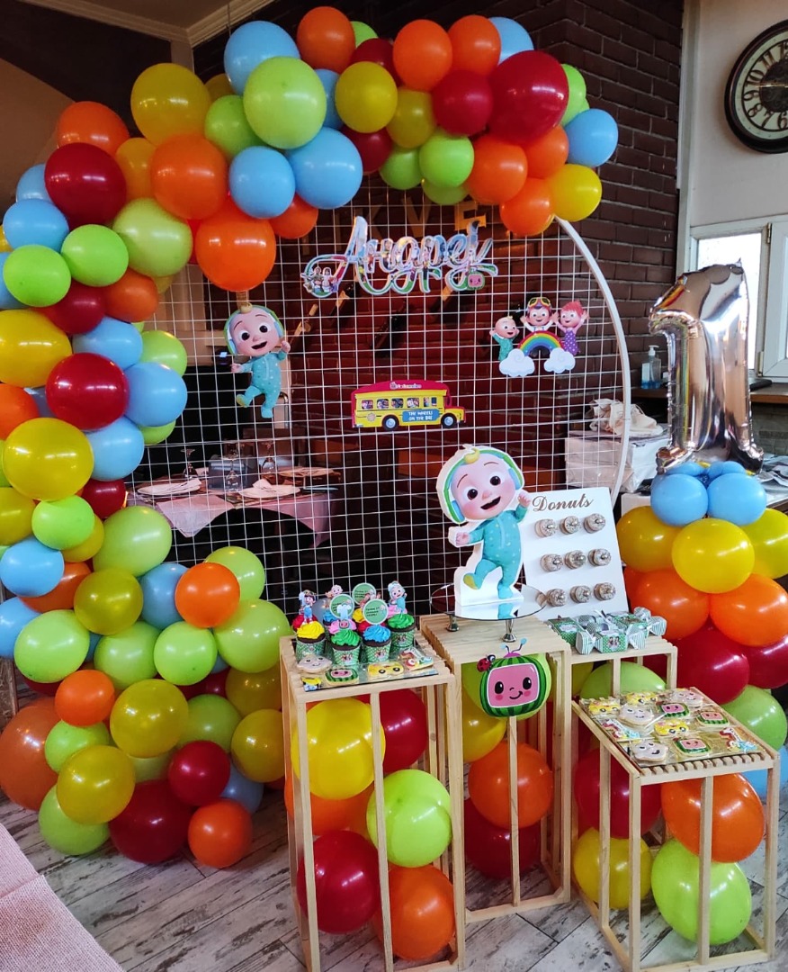 Cocomelon декорација со балони и слатка маса за прв роденден