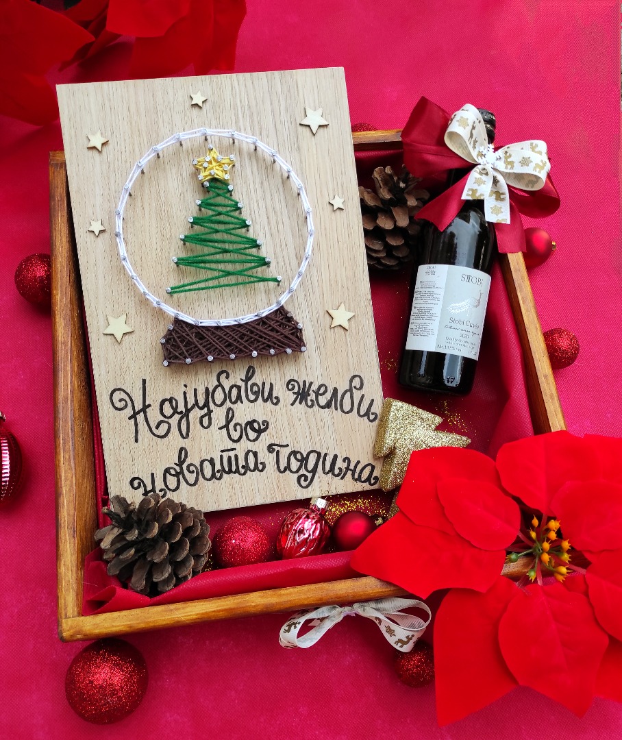 Новогодишна кутија со вино и дрвена слика со елка